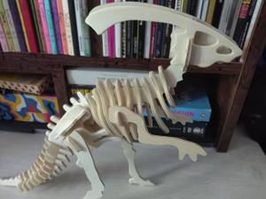 Model skeleton of dinosaur