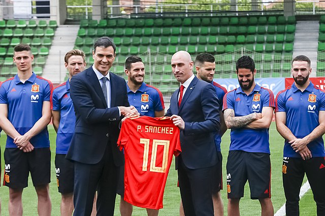 Former President of the Royal Spanish Football Federation, Luis Rubiales, presents the President of the Government, Pedro Sánchez, with the national team shirt